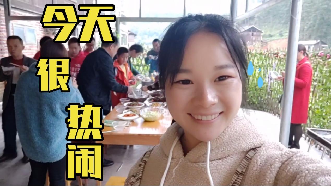 秋子和闺蜜们聚餐,周医生上山找菌子加菜,大家都说今天有口福了