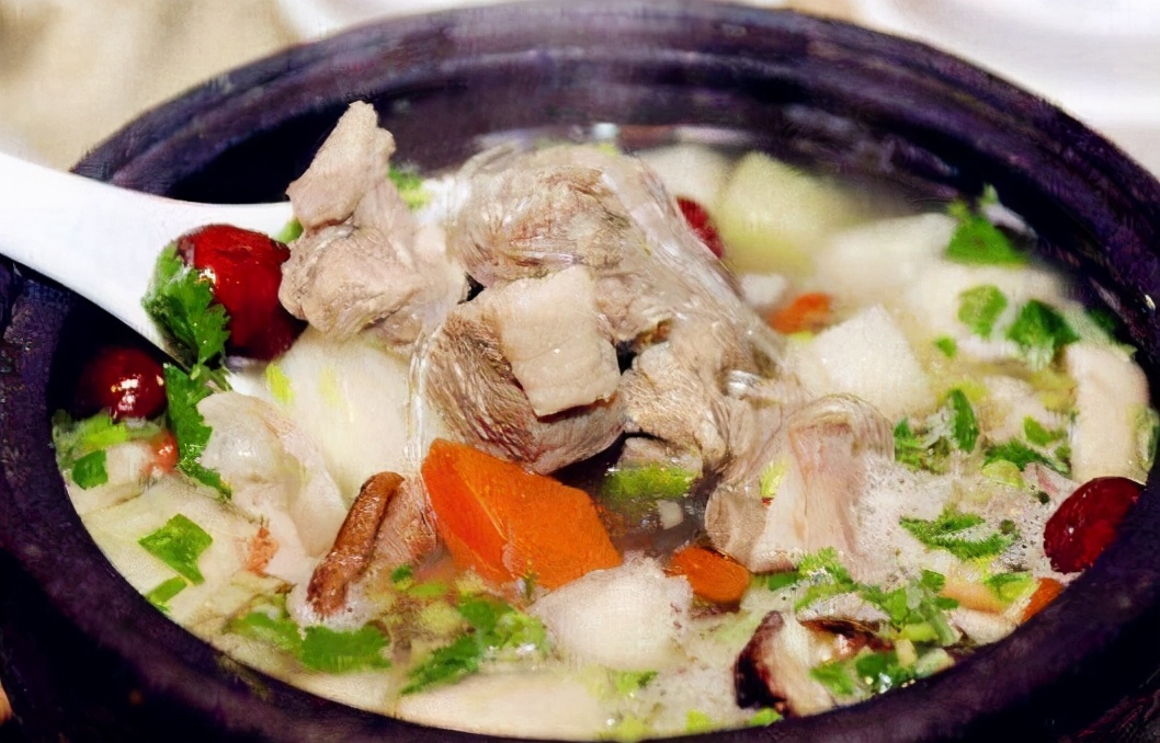 炖羊汤,不要放太多料,2样就够了,做好4点,羊汤鲜美好喝|羊汤|羊肉|鲜