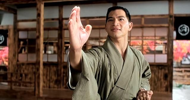 《简单任务》中,楼学贤饰演的角色亦正亦邪,身份复杂,还充满了神秘,让