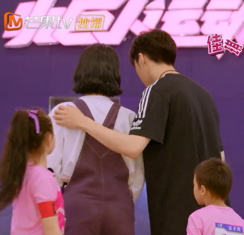 陈立农和许佳琪亲密到搂肩这下意识的动作说明了一切