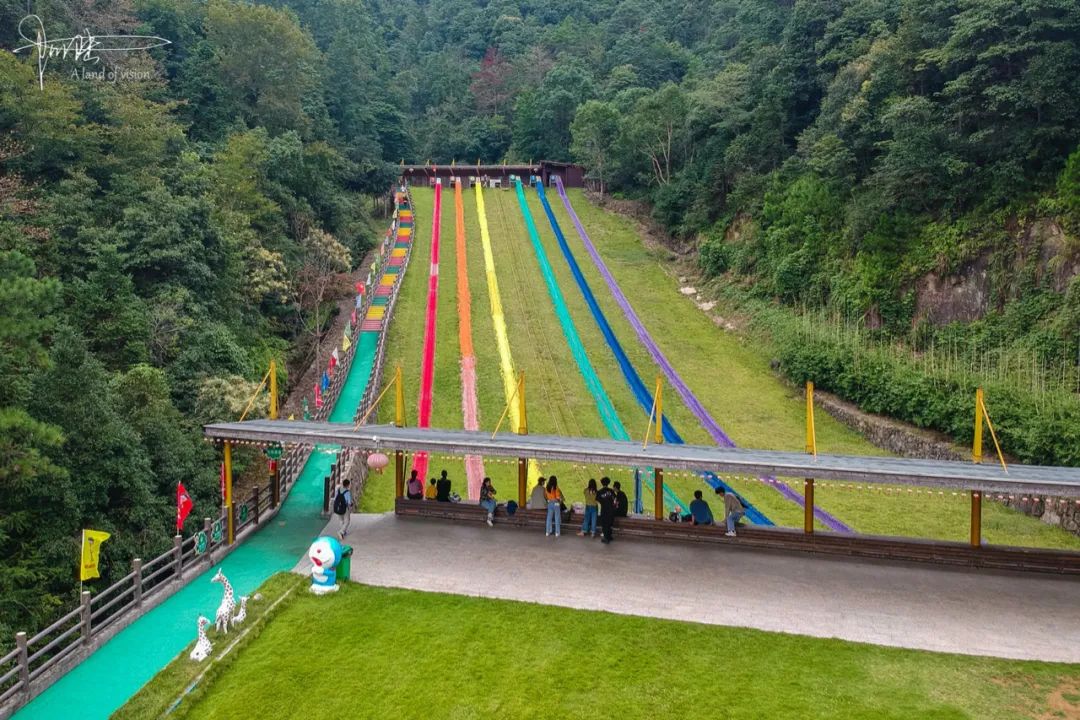 在江南大峡谷深处,原来还隐藏着一处绝美的滑草场