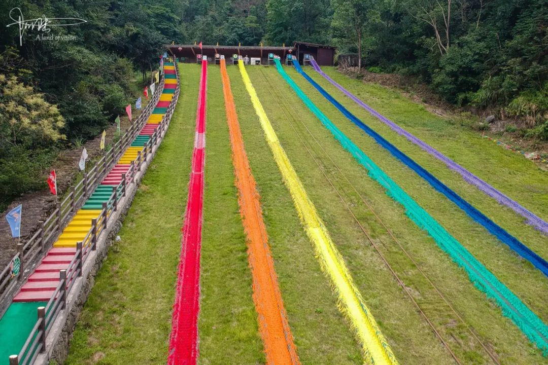 在江南大峡谷深处,原来还隐藏着一处绝美的滑草场