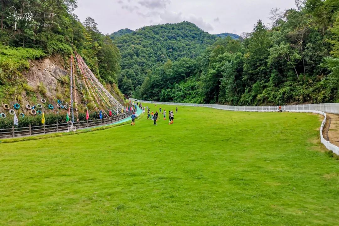 在江南大峡谷深处,原来还隐藏着一处绝美的滑草场