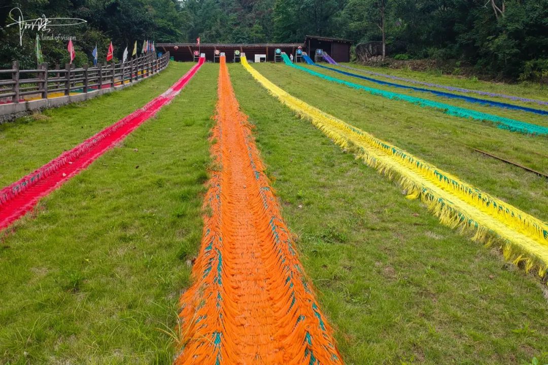 在江南大峡谷深处,原来还隐藏着一处绝美的滑草场