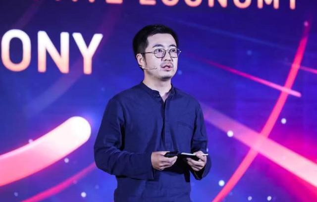 再次内涵张大奕暗讽董花花不够独立后者晒蒋凡视角照秀恩爱