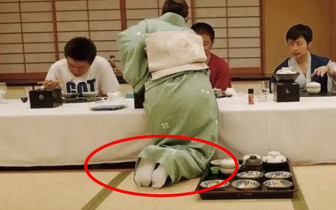 那么日本除了经济发达以外,其礼仪水平程度也非常的高,他们除了将尊老