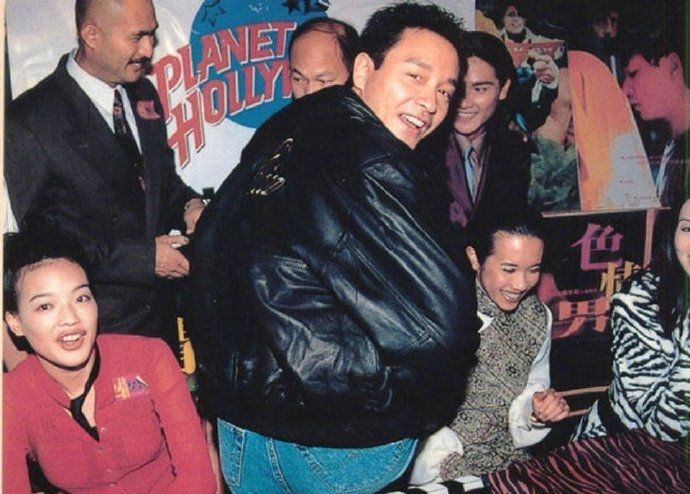 张国荣莫文蔚早年同框照曝光莫文蔚依偎在张国荣肩膀上非常幸福