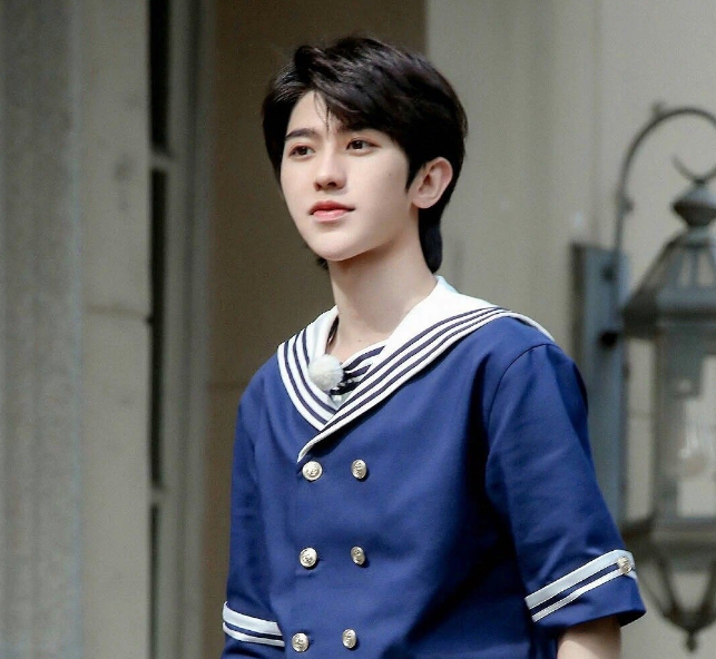 黄明昊活泼,蔡徐坤清秀,看到最后:想登船|黄明昊|水手服|蔡徐坤_新浪