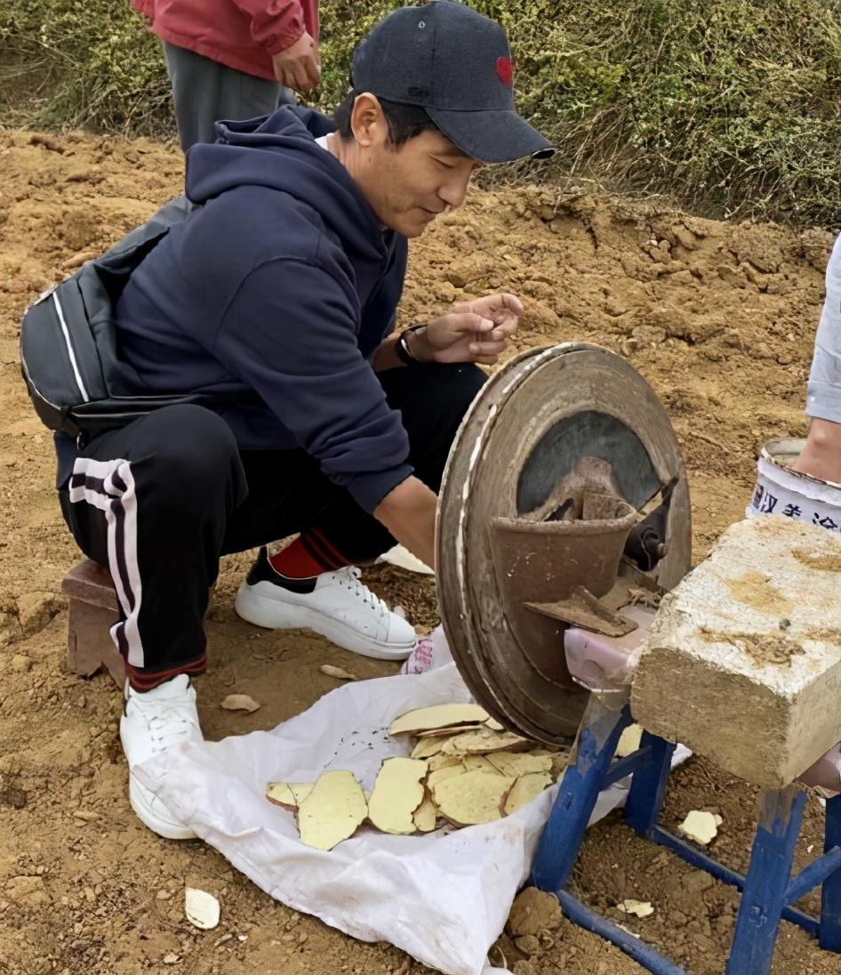 郭晓东:晚会后急忙回村收粮,被质疑作秀16字回应情商高