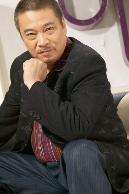 67岁吴孟达近况曝光两鬓斑白眼神呆滞孤身一人逛超市显落寞