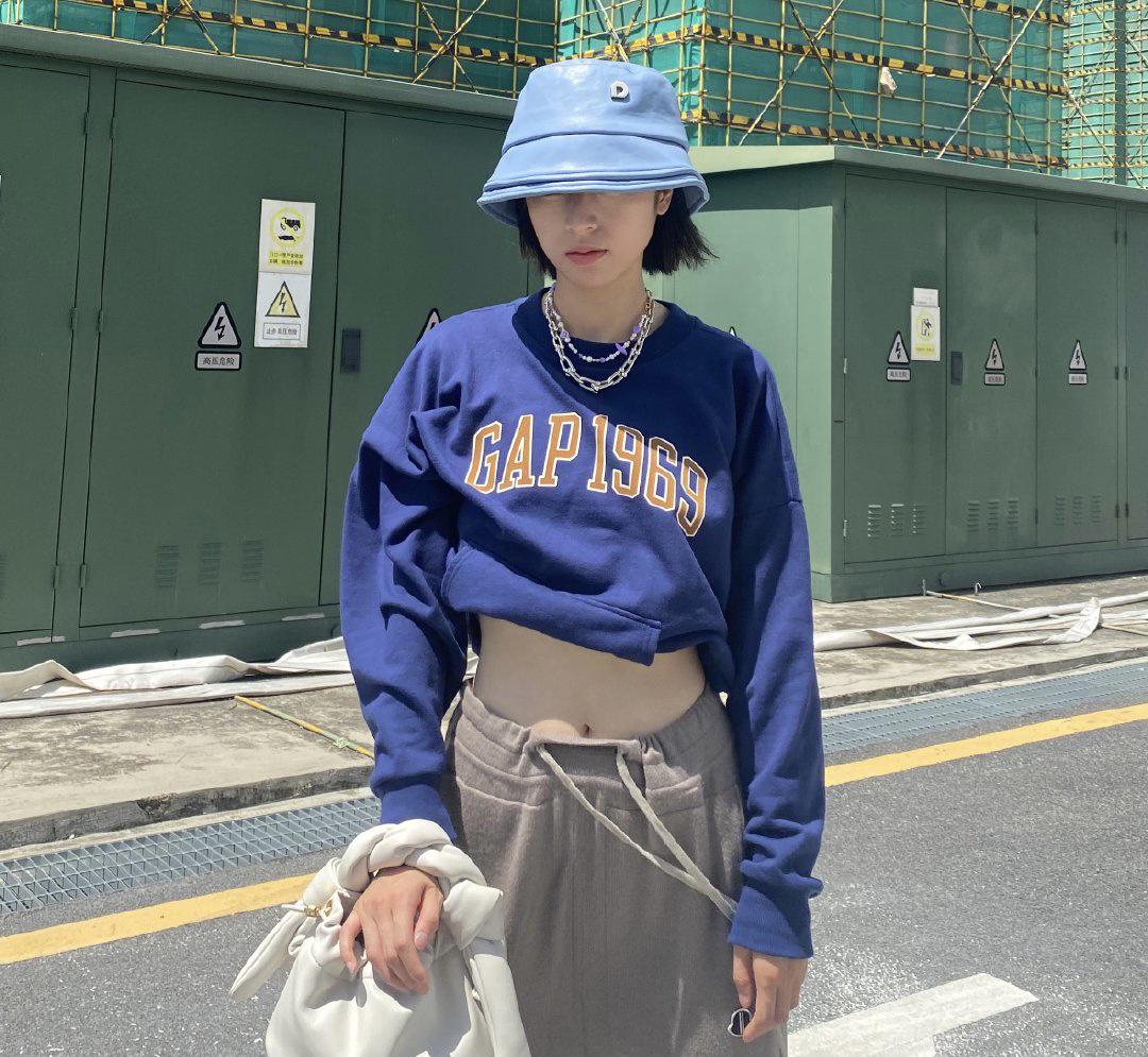 周雨彤帅气私服,蓝色徽标卫衣搭配灰色运动裤,演绎率性俏皮女孩