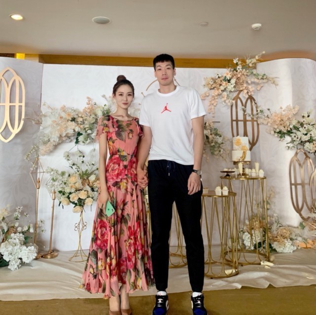 任骏飞娇妻晒18张美照!逆天长腿非常显眼,一家三口合影孩子很萌