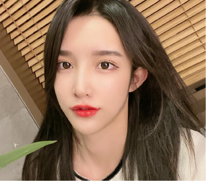 女装大佬艾比整残了?近距离照片太离谱,却有了"男人味"!