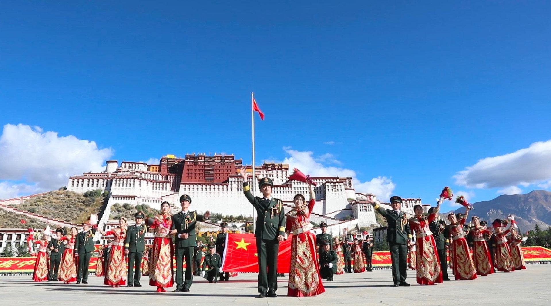 西藏军区组织部队在布达拉宫广场举行升国旗仪式!