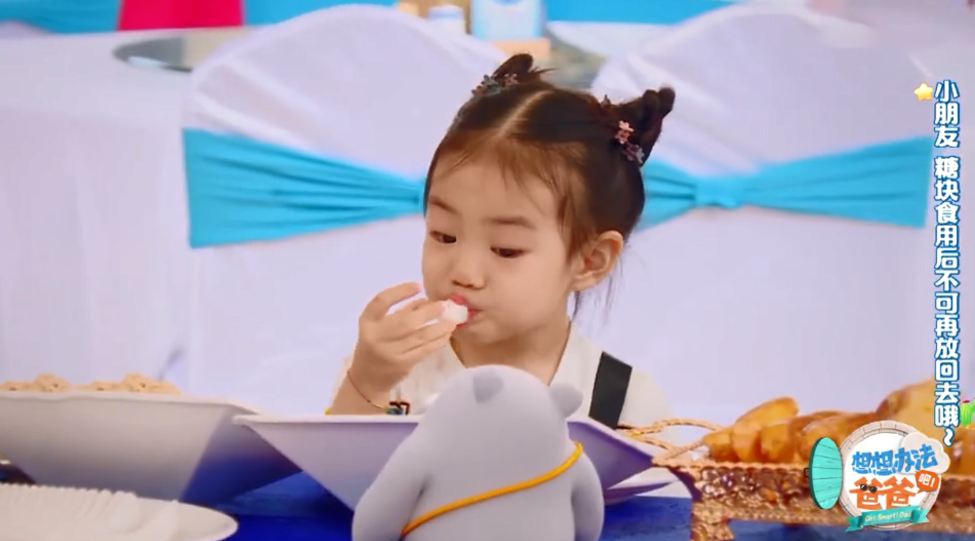 除了lucky外,黄英的儿子小九,也是个特别逗趣的娃.