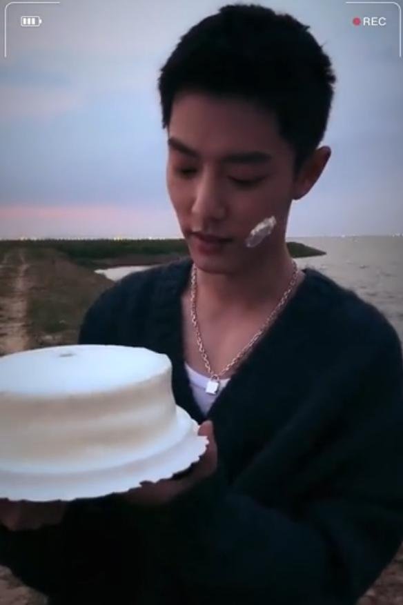 肖战29岁生日,谁注意他蛋糕的形状?网友:原谅我没见过世面