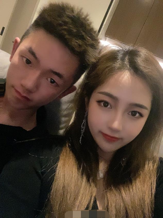 正牌女友晒照大秀恩爱,男方侧颜帅气不像父亲|黄小宝|赵薇|继子_新浪