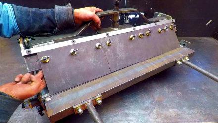 为您推荐: 牛人自制金属折弯机,简直就是神器,太趁手了!