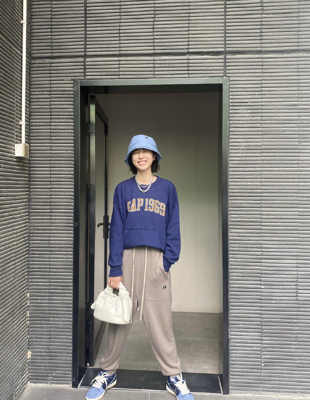 周雨彤帅气私服,蓝色徽标卫衣搭配灰色运动裤,演绎率性俏皮女孩
