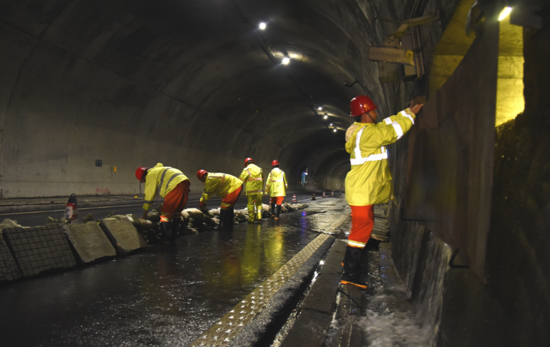摩天岭隧道内沙袋加固维护 图:重庆高速集团