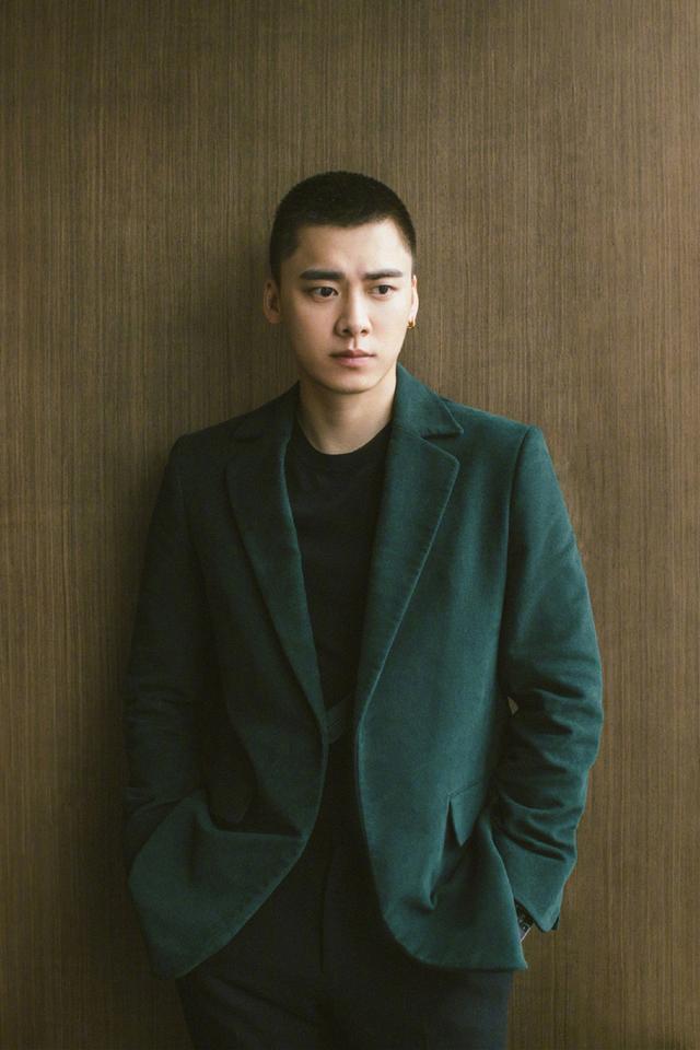 经得起寸头考验的男星,王一博酷帅,看到肖战:帅出新高度了