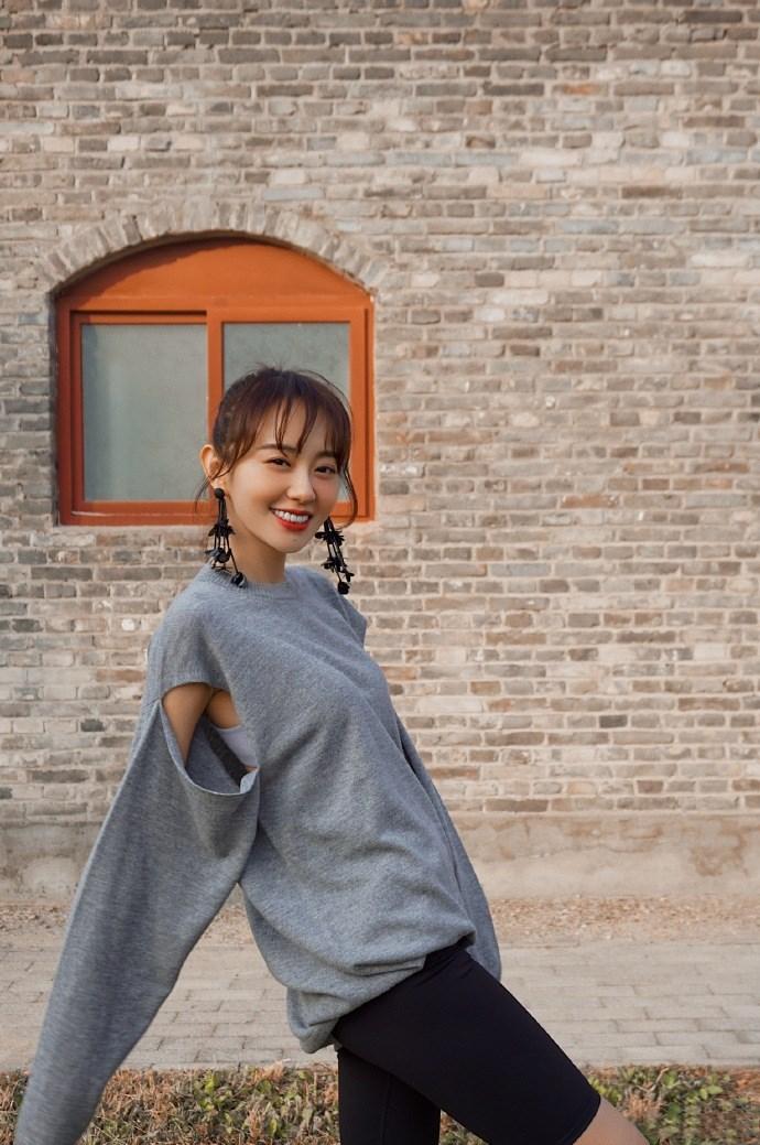 孙耀琦好个性,在毛衣袖子上剪个洞,变两种穿法,紧身打底裤吸睛