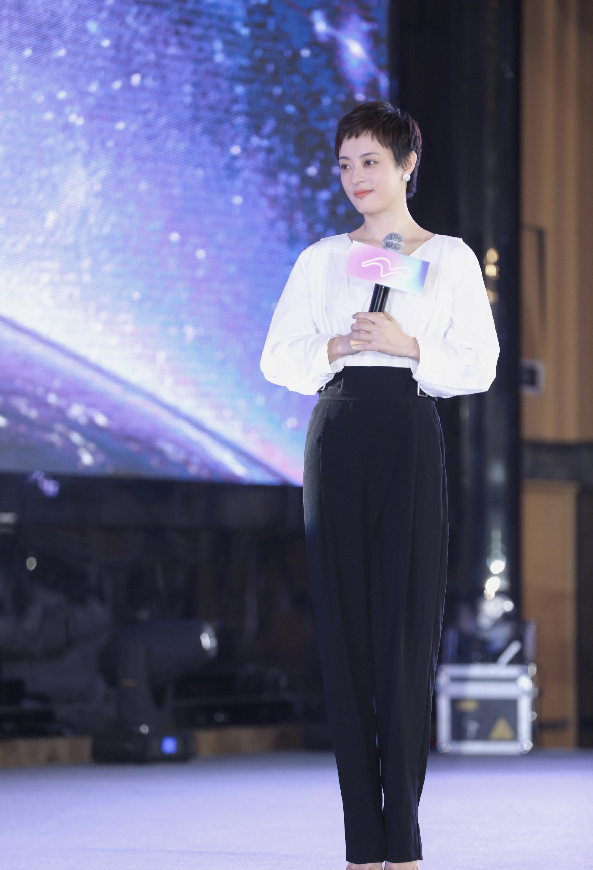 孙俪再演房姐,客串《在一起》搭档海清,深蓝职业装太像房似锦