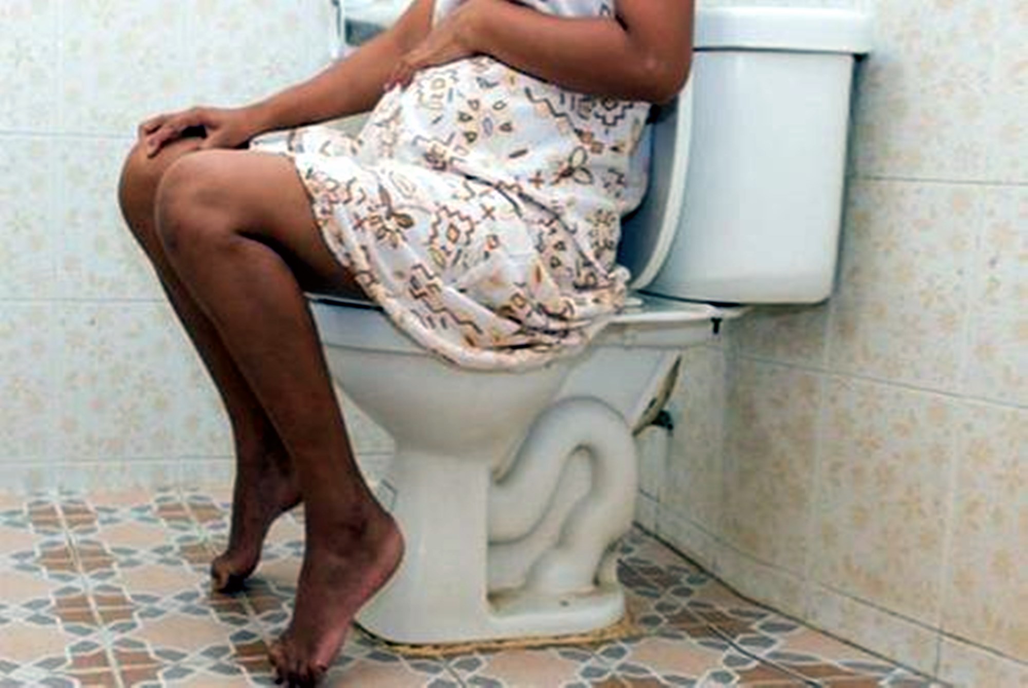 孕妈坐公交车漏尿被年轻女孩嘲笑,大妈回怼很解气:你也有这一天