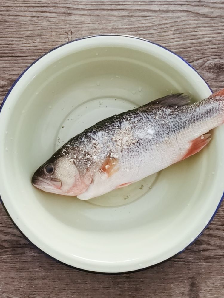 鲈鱼加入盐和白胡椒粉;1.