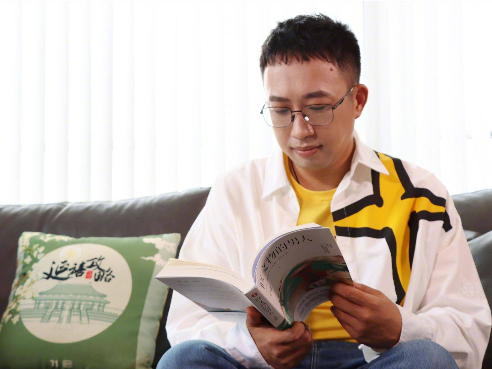 于正晒王艳照片,自称预定下部剧,遭网友呛声:她接你的戏了?