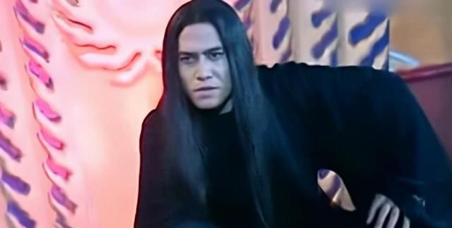 他是《西游记后传》反派无天,成名20年不忘本,坐马路边掰苞米