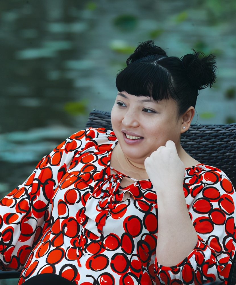 知名笑星何晶晶落魄到乡村商演,身材臃肿,唱歌还上气不接下气