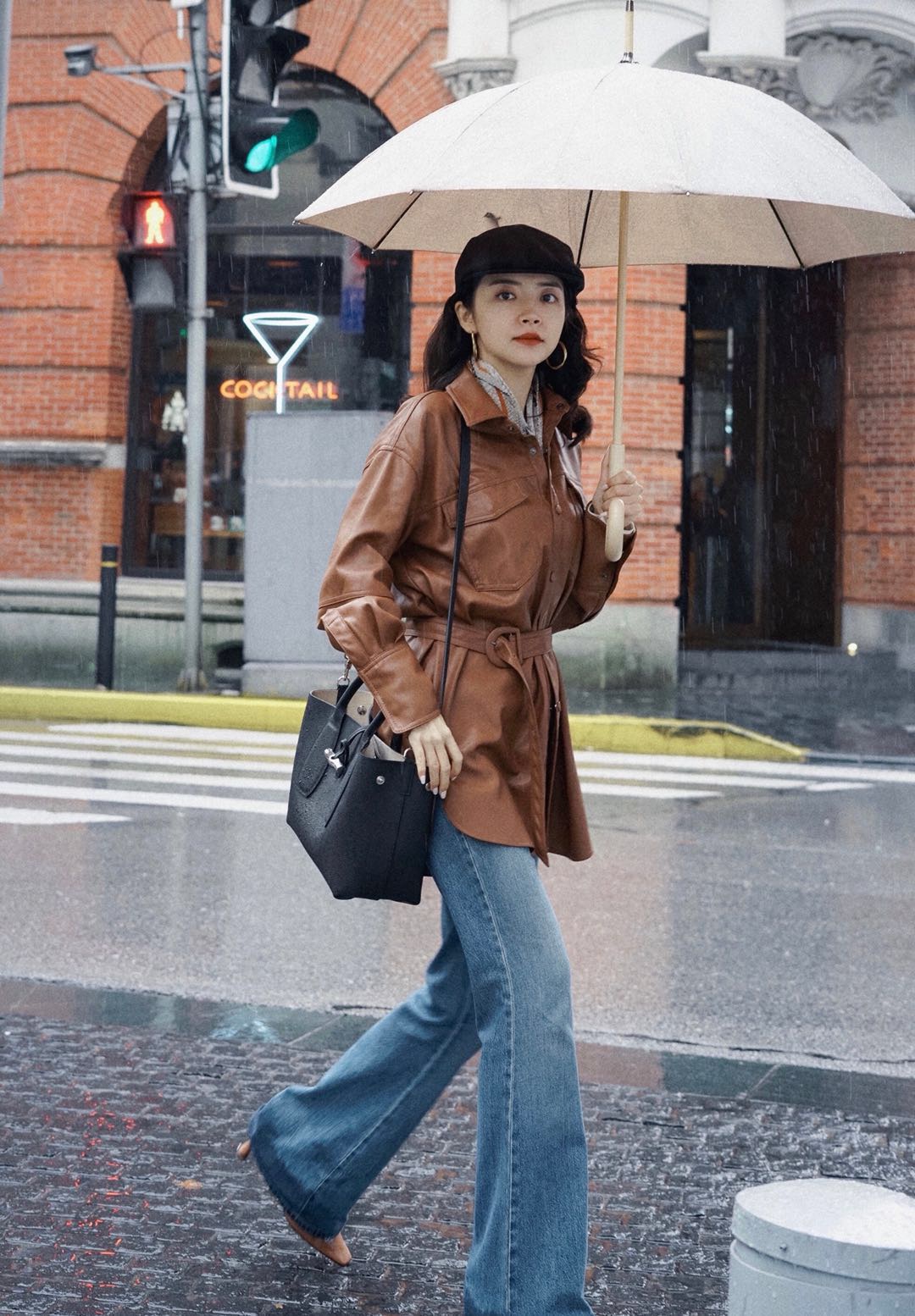 咖啡色,或者是驼色都很适合穿,皮衣材质我们可以选择大衣,风衣,或者是