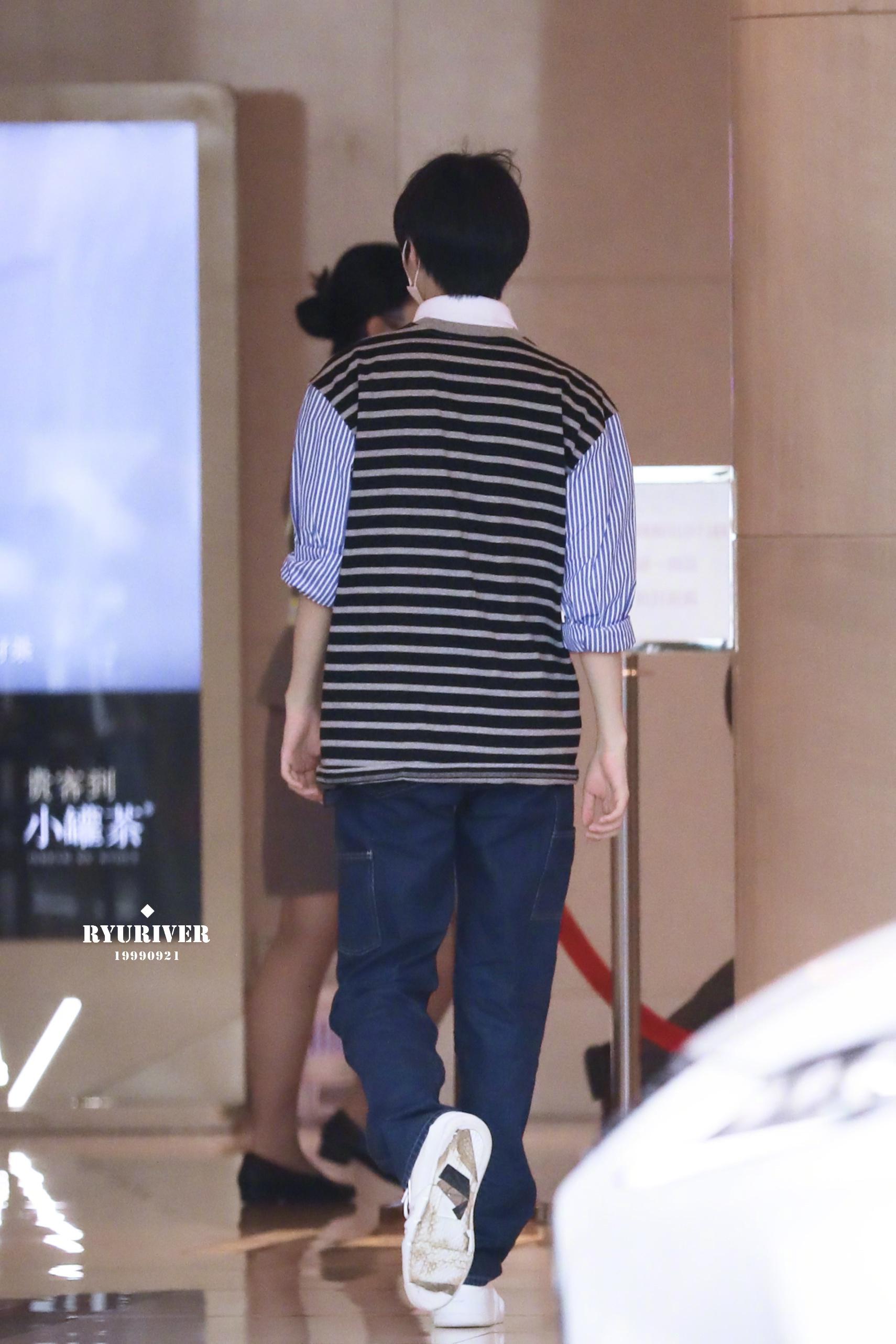 王俊凯背影合集惊叹于这个男生的成长肩膀看着就很有安全感