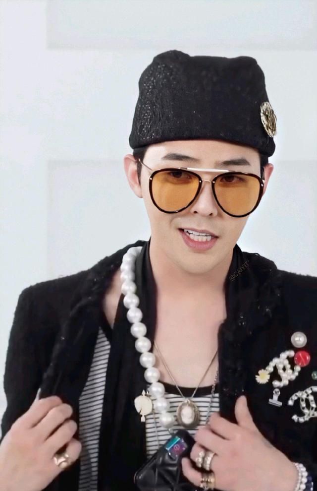 权志龙 × chanel 2021春夏大秀云看秀穿搭造型,身穿纯黑软呢外套搭配