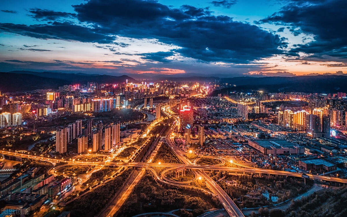 其实游客的感觉是对的,在西宁城西区确实是发展最好的一个城区,就连