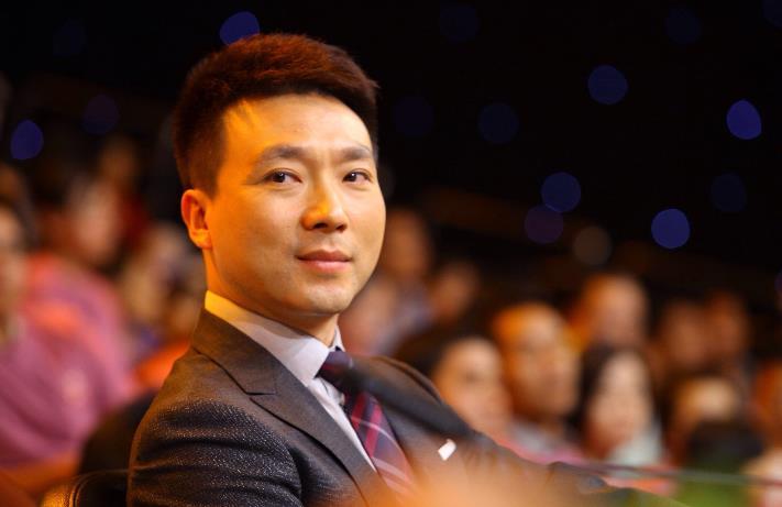 他是央视一哥结婚20年不要孩子当27年主持人至今买不起房