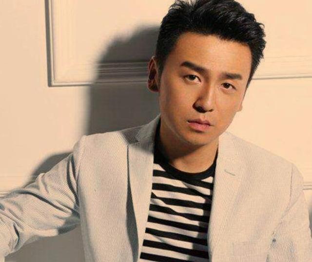 雷佳音,很多人都看过他在《我的前半生》中扮演了陈俊生,也正是因为