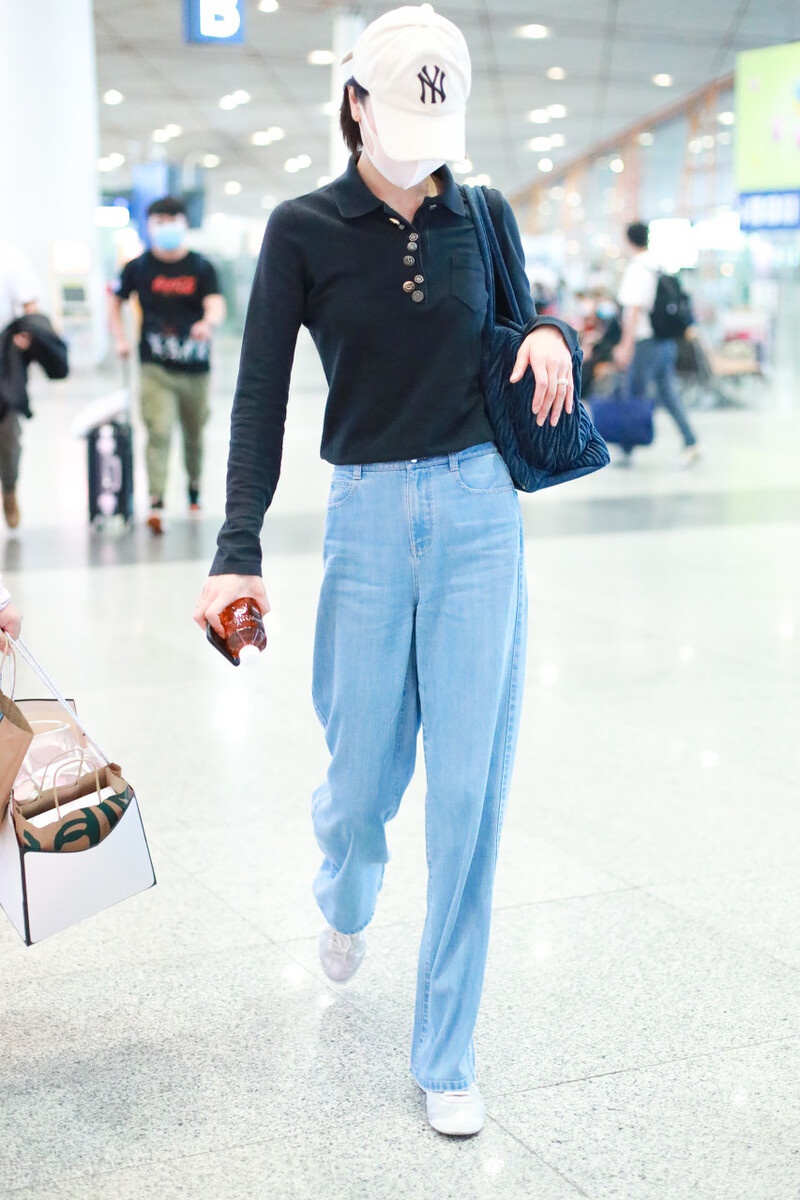 杜鹃穿黑色polo现身机场搭配牛仔裤走出超模范