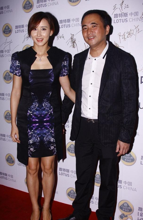 胡静罕见和老公出行穿条纹衫配短裤好朴素夫妻真恩爱