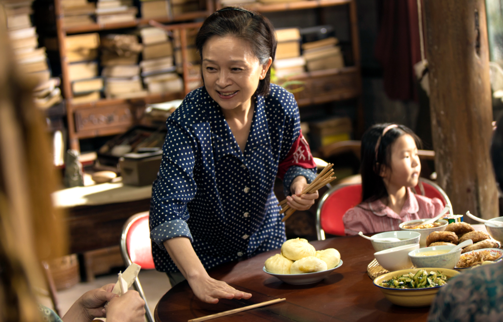 悦悦是一位主持人,这次出演电视剧是很让人期待的,剧照中的造型很是