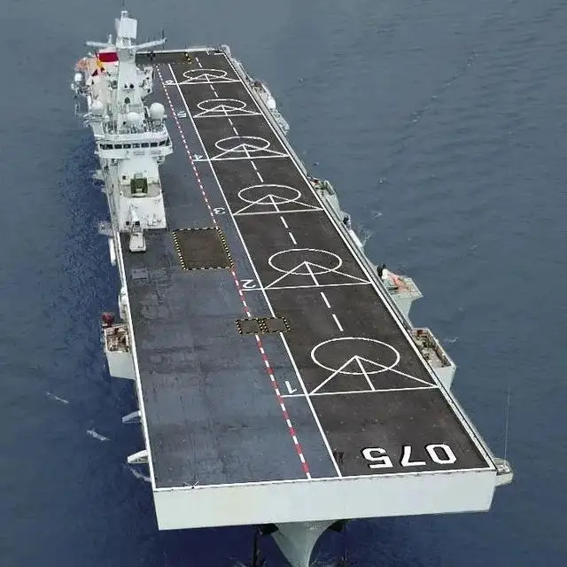 中国4万吨"准航母"下水,舰体涂装上色到位,体型巨大__财经头条