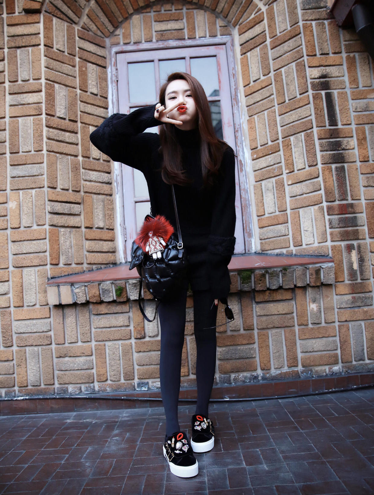 左小青又现高级造型,黑色上衣配阔腿裤简约大气,红唇气场全开|左小青