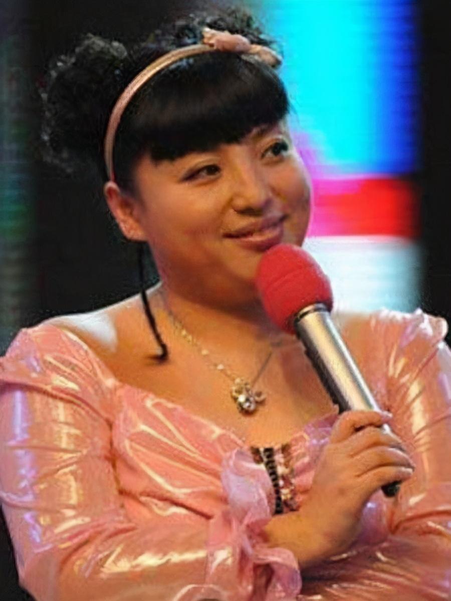 知名笑星何晶晶落魄到乡村商演,身材臃肿,唱歌还上气不接下气