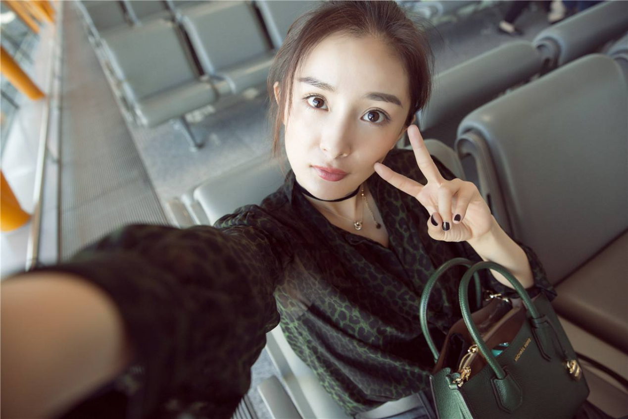 赵薇时尚杂志照曝光,慵懒造型俏皮可爱,44岁颜值不减宛如少女