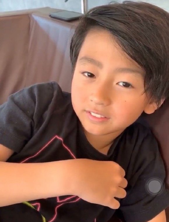 和大儿子形成鲜明对比|张柏芝|谢振南|谢振轩_新浪新闻