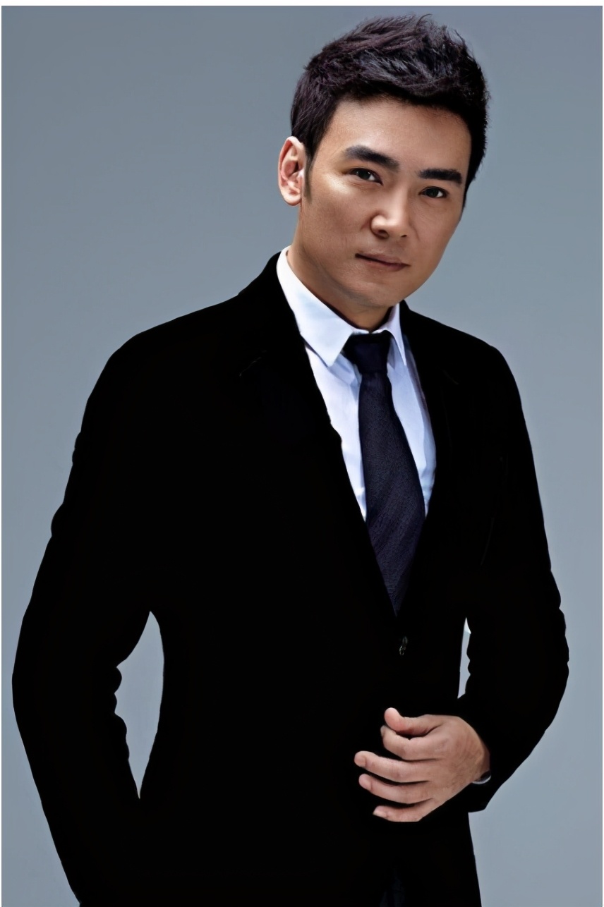 焦恩俊不服老不行,紫t恤配迷彩短裤显沧桑,53岁玩p图腿抢镜