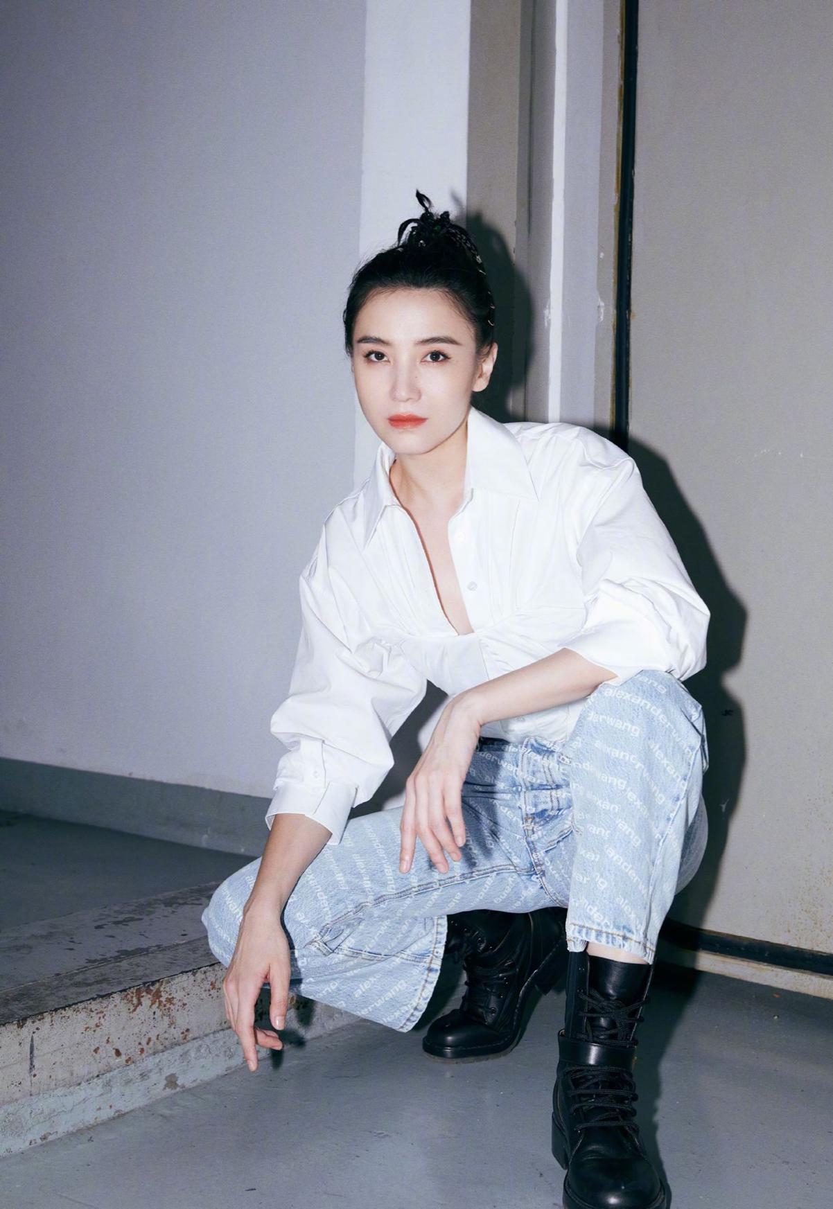 宋佳穿衣有格调,一袭温暖的焦糖色秋日穿搭,秀出优雅迷人魅力