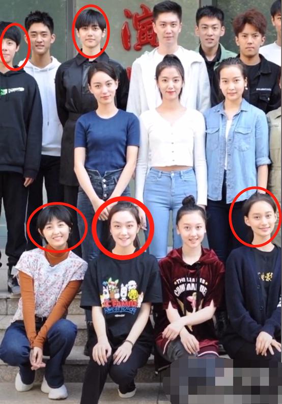 北电新生大合照曝光!张子枫打扮很不显眼,年级第一反倒星味最足休闲区蓝鸢梦想 - Www.slyday.coM 北电新生大合照曝光!张子枫打扮很不显眼,年级第一反倒星味最足休闲区蓝鸢梦想 - Www.slyday.coM