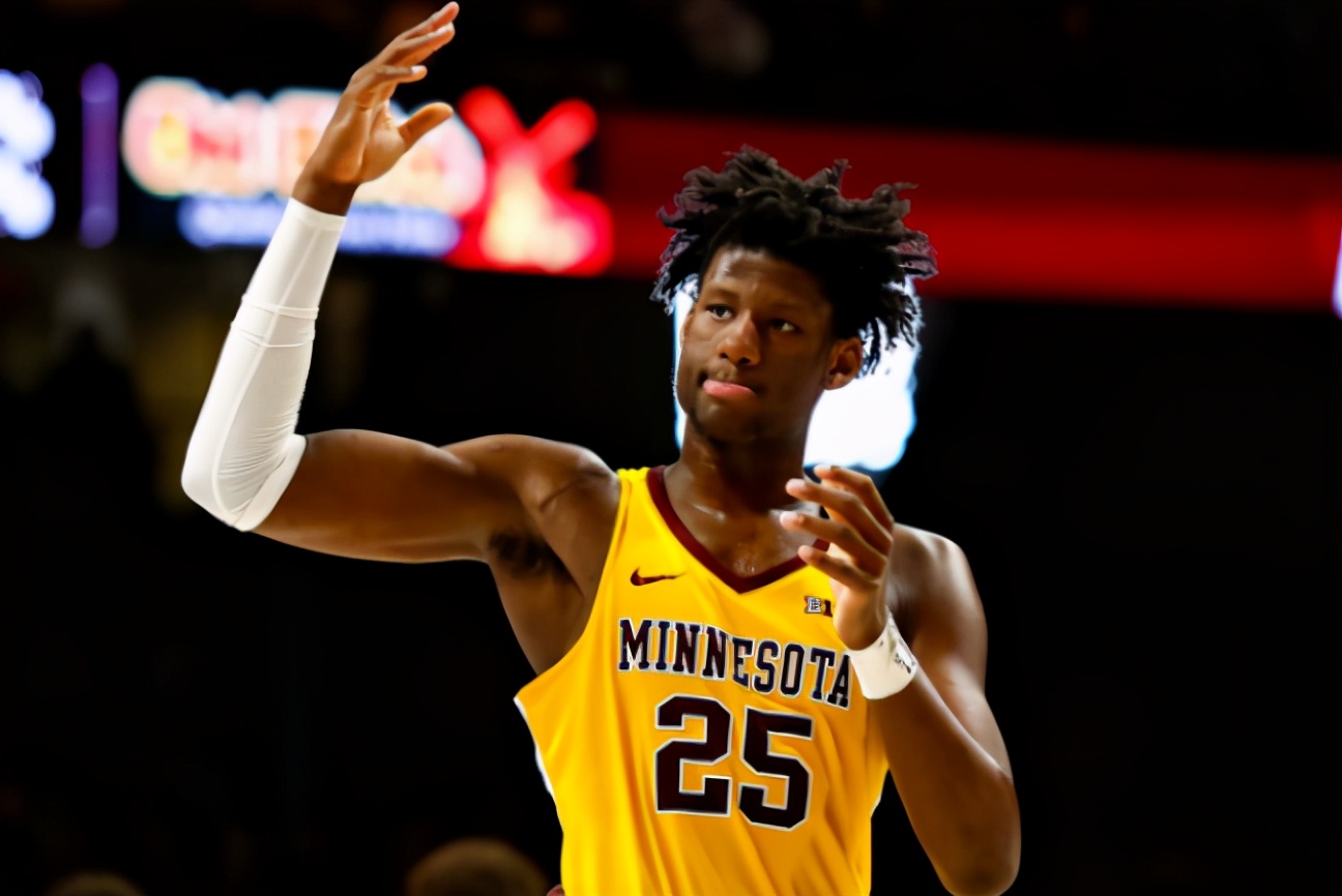 与此同时他们对亚利桑那大学的齐克-纳吉有兴趣